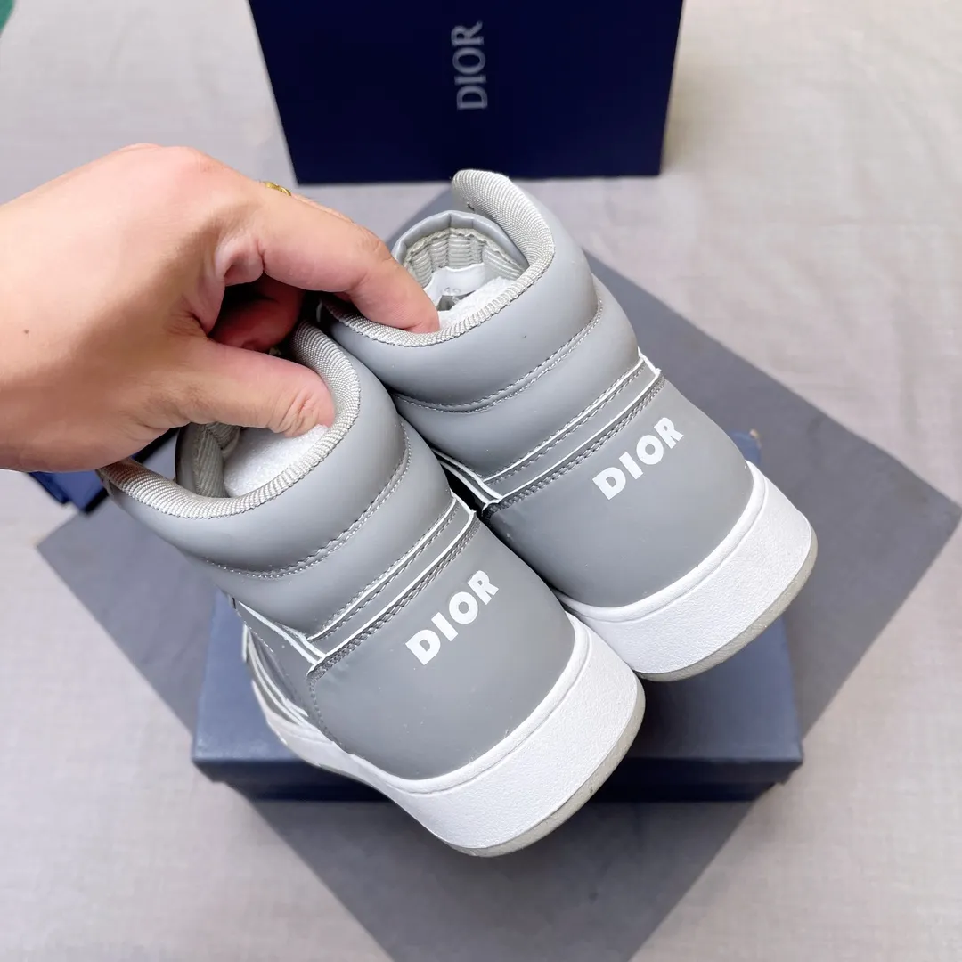 p440 "Dio*" mid-top B27 casual sneakers. This B27 high-top sneaker is a new product in the series and continues Di*r's classic style. Crafted from gray and white smooth calf leather with beige and black Oblique print panels on the sides. The "CD Icon" shaped shoelace eyelets are clever and delicate, and the two-color rubber sole, rear collar and heel are all equipped with the brand's iconic details to enhance the style. Oblique printed straps at the ankle allow for an adjustable fit to complement the overall design. Fashionable and versatile, it can complement any look. Create an exquisite design with unique dynamic vitality and modern atmosphere, presented in low-top and high-top styles. This new must-have shoe adds a new dimension to Dior's archive heritage, embodying modern elegance. Purchase the original version and make it 1:1. If you need top quality, please come to me! Male 38-44! No. 067